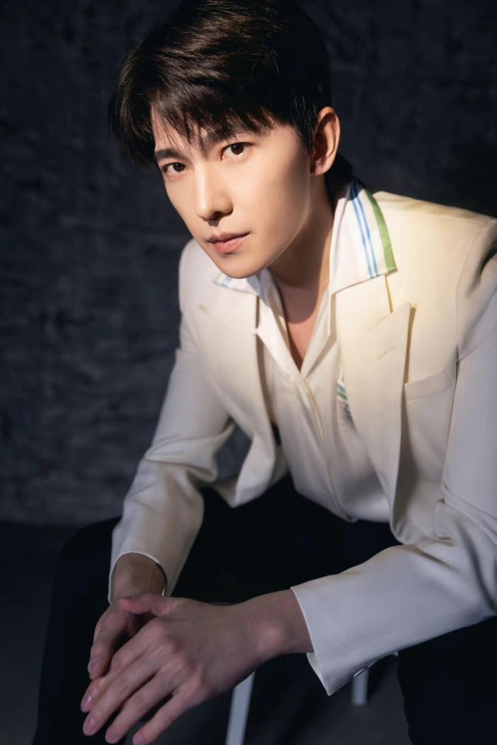 Dương Tử, Dương Dương xin lỗi nhân viên công tác khi họ phải chịu đựng sự tấn công từ người hâm mộ nghệ sĩ. Ảnh: Sohu.