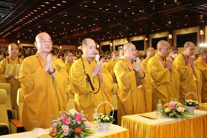 Thực hiện nghi lễ cúng dường tại Đại lễ Phật đản. Ảnh: Đức Phương - TTXVN