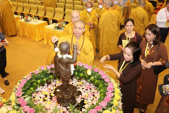Thực hiện nghi lễ tắm Phật tại Đại lễ Phật đản tại chùa Bái Đính. Ảnh: Đức Phương – TTXVN