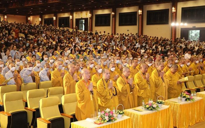 Đại lễ Phật đản thu hút đông đảo tăng ni, phật tử, du khách thập phương. Ảnh: Đức Phương - TTXVN