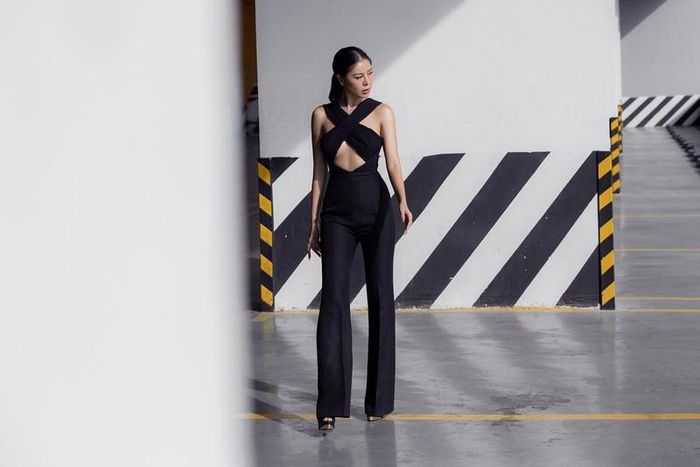 Hay trong lần xuất hiện khác, nữ diễn viên lại gây bất ngờ với vẻ ngoài nóng bỏng, sexy. Giữa rất nhiều mỹ nhân của showbiz Việt, Nam Thư vẫn không hề kém cạnh khi chọn chiếc jumsuit sexy bó sát, tôn lên lợi thế về vóc dáng nóng bỏng.
