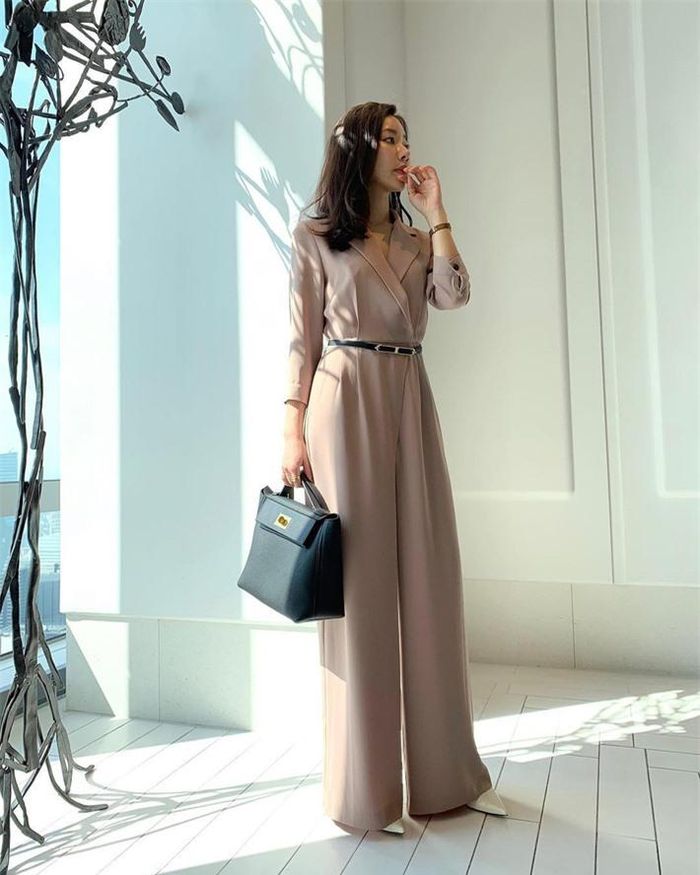 Cô nàng này thật tinh tế khi chọn thắt lưng nhỏ cùng đôi giày cao gót mũi nhọn để ăn gian chiều cao của mình. Với set đồ toàn những gam màu nhạt, điểm nhấn là chiếc túi xách màu đậm chính là chi tiết đáng để học hỏi.