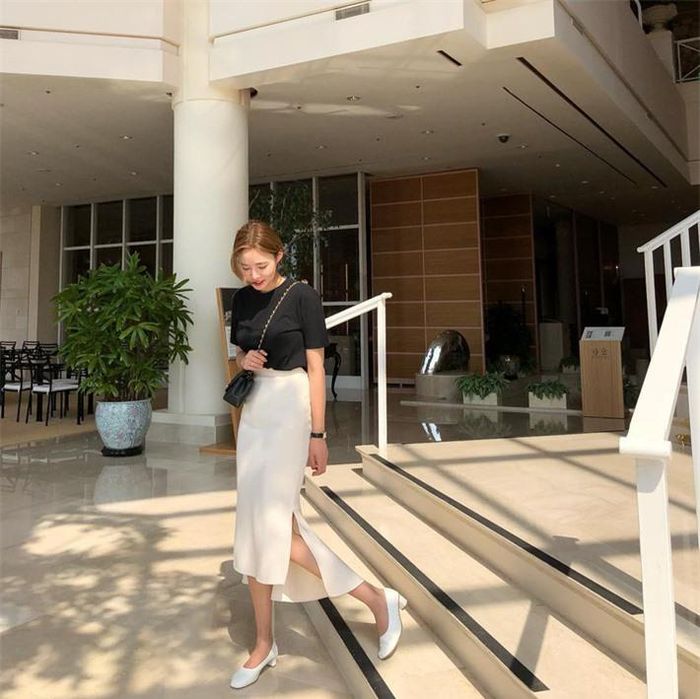 Thêm một gợi ý với gam màu đen trắng rất dễ ứng dụng, bạn sẽ thấy set đồ với 2 gam màu này luôn mang lại cho người mặc vẻ ngoài trendy và trẻ trung.