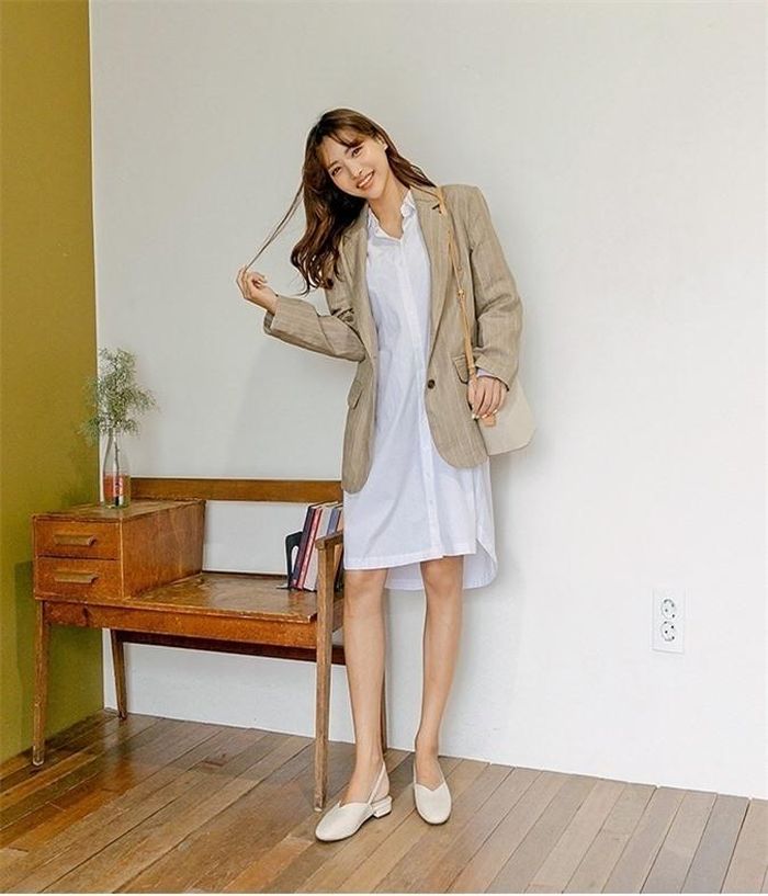 Diện váy sơ mi bạn đừng quên khoác thêm chiếc blazer kẻ đứng dáng này nhé. Túi đeo chéo cùng dép quai hậu chỉn chu tạo ra một combo cực ưng ý.