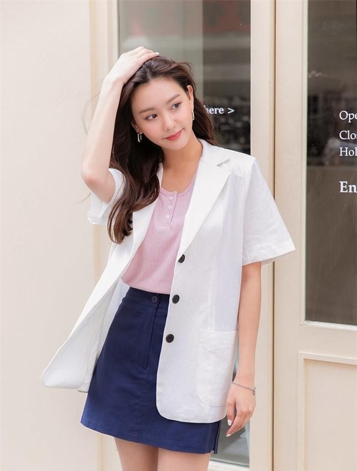 Chân váy denim phối với blazer vào áo thun tạo nên một set đồ thú vị, khỏe khoắn mà vẫn rất thanh lịch cho bạn vô tư vận động.