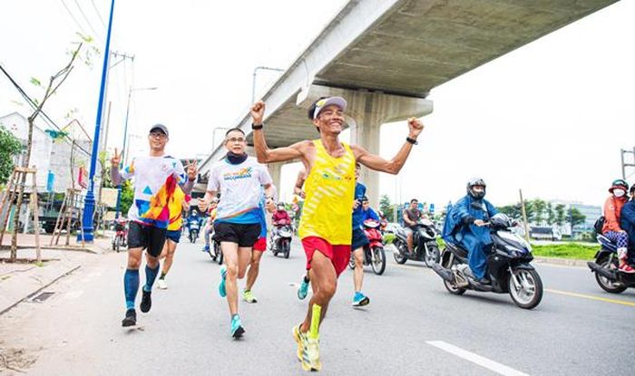 Anh Nguyễn Văn Long trên đường chạy qua TP.HCM