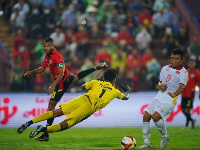 Hồ Thanh Minh bị bất ngờ khi bóng bất ngờ bật đúng chân anh nhưng đi chệch khung thành Timor Leste.