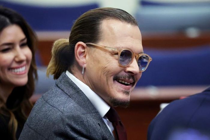  Johnny Depp nhiều lần bật cười khi nghe Amber Heard cho lời khai. Ảnh: AP. 
