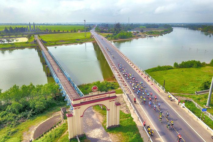 Cầu Hiền Lương nối liền hai bờ sông Bến Hải tỉnh Quảng Trị