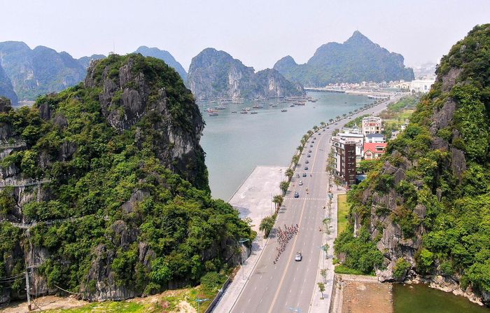 Thành phố Hạ Long với non nước kỳ vĩ làm say mê du khách