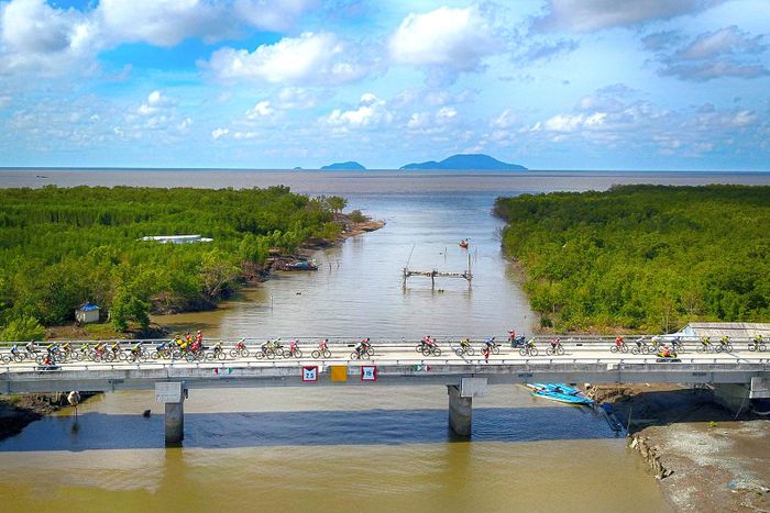 Cầu Kinh Năm, Năm Căn, Cà Mau với đảo Hòn Khoai xa xa, nơi tận cùng của đất nước