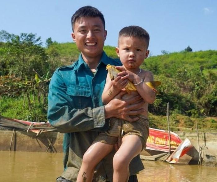Hai bố con một nông dân vui tươi bên thành quả thu được.