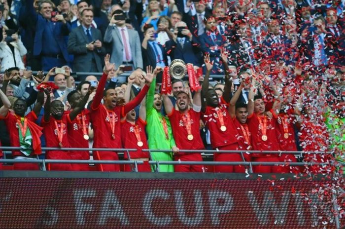 Cầu thủ Liverpool mừng chức vô địch FA Cup.