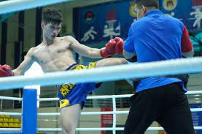  Tuyển thủ Kickboxing Nguyễn Quang Huy căng mình tập luyện. 