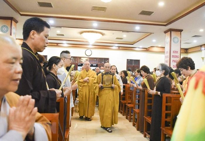  Các Chư tôn đức lãnh đạo Giáo hội Phật giáo Việt Nam trang nghiêm cử hành nghi lễ dâng hương, tụng kinh Chuyển pháp luân và nghi thức tắm Phật truyền thống. (Ảnh: TTXVN) 
