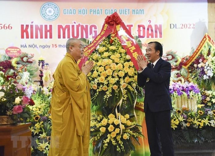  Phó Chủ tịch Ủy ban Trung ương Mặt trận Tổ quốc Việt Nam Ngô Sách tặng hoa, chúc mừng Đại lễ Phật đản PL.2566 - DL.2022.(Ảnh: TTXVN) 