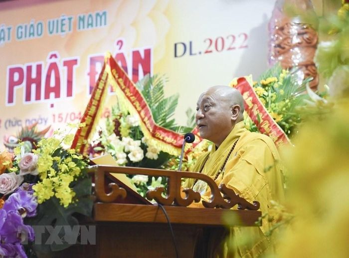 Hòa thượng Thích Gia Quang, Phó Chủ tịch Hội đồng Trị sự, Trưởng ban Thông tin Truyền thông Trung ương Giáo hội Phật giáo Việt Nam tuyên đọc diễn văn chào mừng của Chủ tịch Hội đồng Trị sự Giáo hội Phật giáo Việt Nam. (Ảnh: TTXVN) 