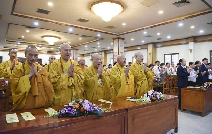  Đại biểu, tăng ni, Phật tử tại buổi lễ. (Ảnh: TTXVN) 