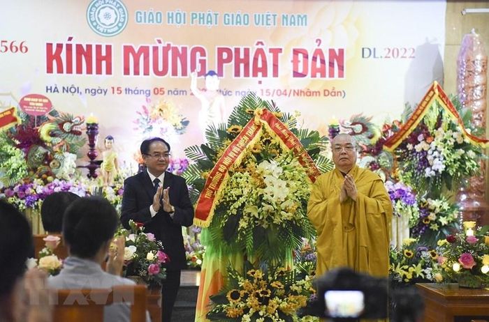  Thứ trưởng Bộ Nội vụ Vũ Chiến Thắng tặng hoa, chúc mừng Đại lễ Phật đản PL.2566 - DL.2022. 