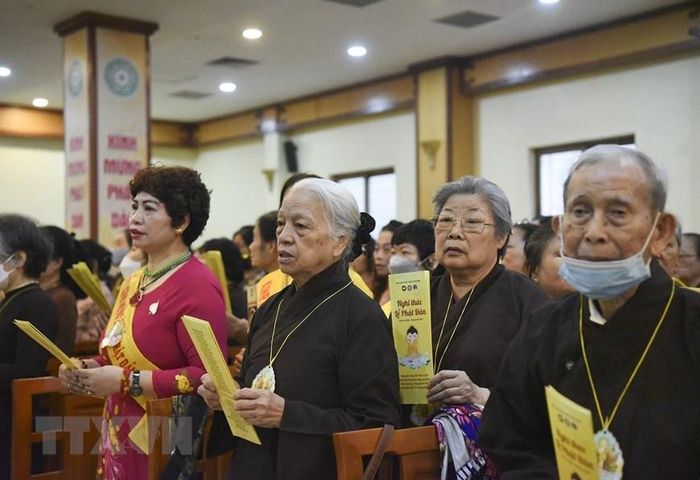  Tăng ni, Phật tử Việt Nam đón mừng đại lễ Phật đản PL.2566 – DL.2022. (Ảnh: TTXVN) 