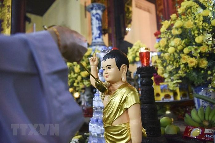  Nghi lễ tắm Phật truyền thống. (Ảnh: TTXVN) 