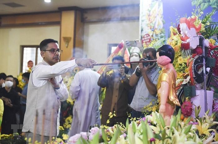  Đại sứ Ấn Độ tại Việt Nam Pranay Verma thực hiện nghi thức tắm tượng Phật.(Ảnh: TTXVN) 