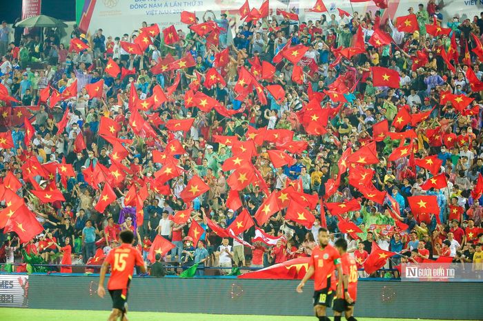 Sân Việt Trì dường như nổ tung với các bàn thắng của U23 Việt Nam trong hiệp 2.