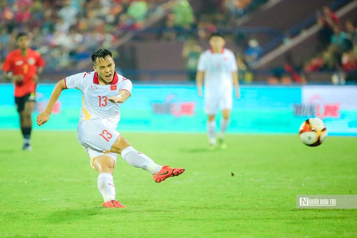 Liên tiếp là những pha dứt điểm buộc thủ môn Timor Leste phải vất vả cản phá.