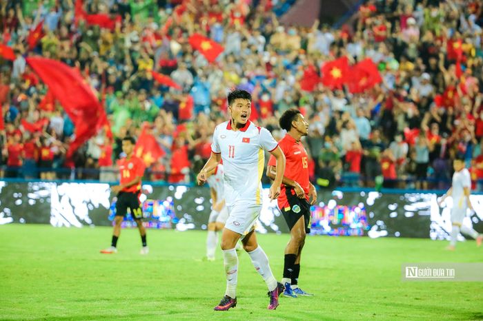 Sau hàng loạt cơ hội bị bỏ lỡ, Văn Tùng cũng đã đánh đầu tung lưới thủ môn Pereira, mở tỉ số cho U23 Việt Nam.