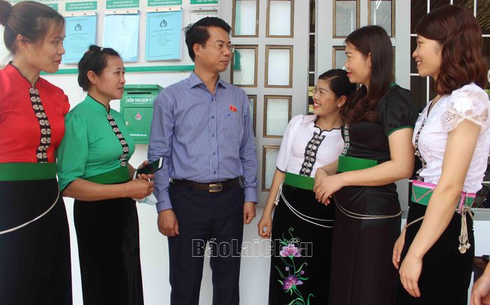 Đồng chí Hoàng Quốc Khánh - Phó Trưởng Đoàn ĐBQH tỉnh trò chuyện với cử tri xã Thân Thuộc.