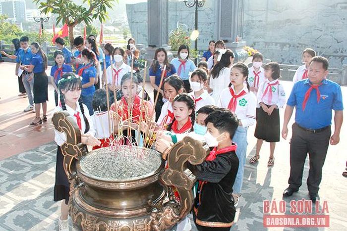 Các em đội viên, thiếu nhi dâng hương tại Đền thờ Bác Hồ.
