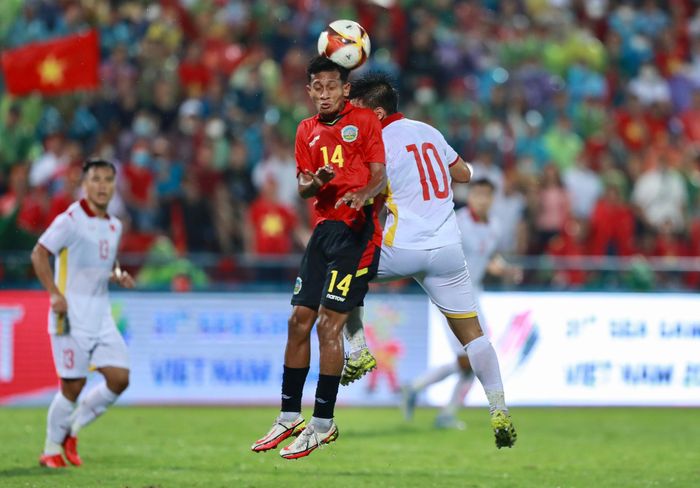 Trong hiệp đầu, thầy trò HLV Park gặp khó trong việc áp đặt thế tấn công sang phần sân Timor Leste