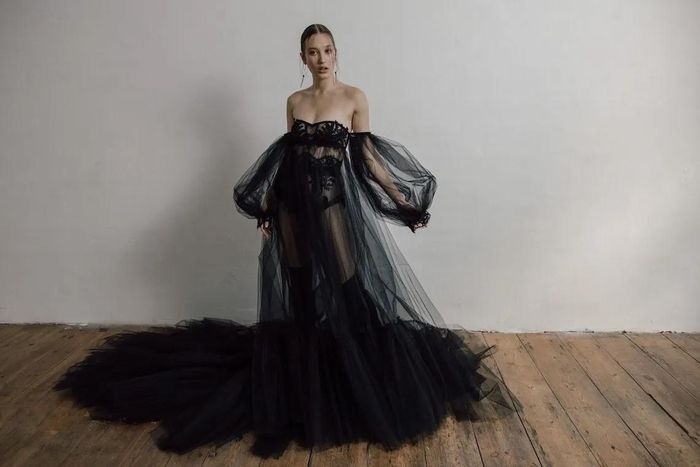  Váy cưới màu đen thể hiện cá tính mạnh cho cô dâu. Ảnh: Bridal Musings. 