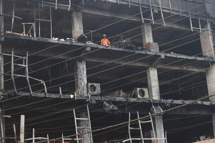 Hiện trường tòa nhà thương mại ở New Delhi bị hỏa hoạn. Ảnh: Reuters