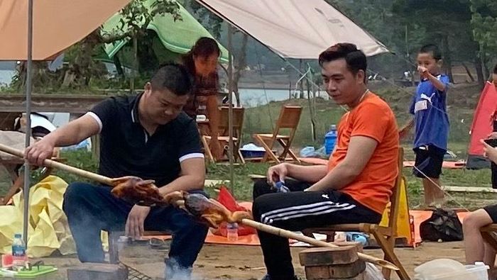 Trên các bãi có dịch vụ cho thuê lều cắm trại dao động từ 80.000 - 250.000 và bếp nướng dao động từ 60.000 - 150.000 đồng tùy độ lớn và số lượng người sử dụng. Ngoài ra, tại đây cũng cho thuê nhiều đồ cắm trại đi kèm khác như: gối hơi, thảm picnic, bạt che nắng, quạt tích điện,... và các dạng thuyền SUP, thuyền hơi và cần câu cá.