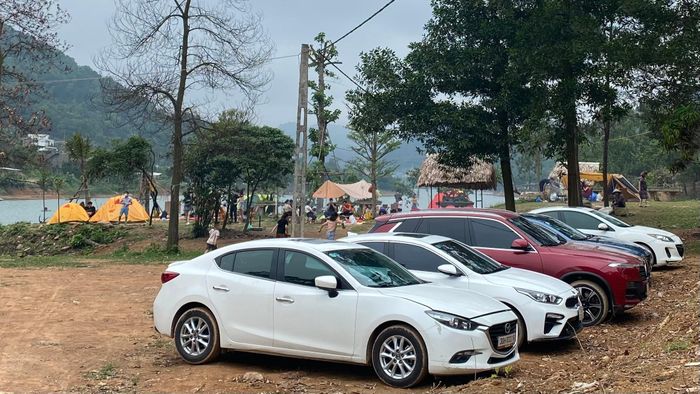 Nhiều gia đình, các công ty cũng tới đây tổ chức vui chơi, team building và thưởng thức tiệc nướng ngoài trời. Ngoài cắm trại, người tới tham quan có thể thuê cần câu, thuyền phao, kayak, SUP... để trải nghiệm hoặc lựa chọn đạp xe, chạy bộ quanh khu vực hồ.