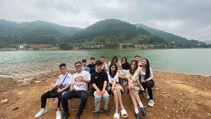 Tới Hồ Đồng Đò dịp cuối tuần này, bạn Ngọc Ánh, thuộc nhóm sinh viên Trường Đại học Phương Đông cho biết: “Ở đây không khí trong lành, mát mẻ, tới đây nghỉ ngơi giúp bọn em giải tỏa căng thẳng sau một tuần học tập. Tuy nhiên vì đi vào cuối tuần nên hơi đông đúc, điều này cũng khó tránh được.”