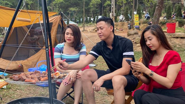 Anh Dương Huy Trường, một nhân viên văn phòng chia sẻ: “Thời gian vừa rồi do dịch bệnh kéo dài nên cả gia đình không có cơ hội ra ngoài trải nghiệm. Đợt này tranh thủ cuối tuần, mình đưa mọi người đến đây. Thứ nhất là ngắm cảnh, thứ hai là đi chơi, giao lưu và ăn uống cùng gia đình. Ở đây không khí trong lành và "sơn thủy hữu tình", đáng sống và đáng để hưởng thụ.”