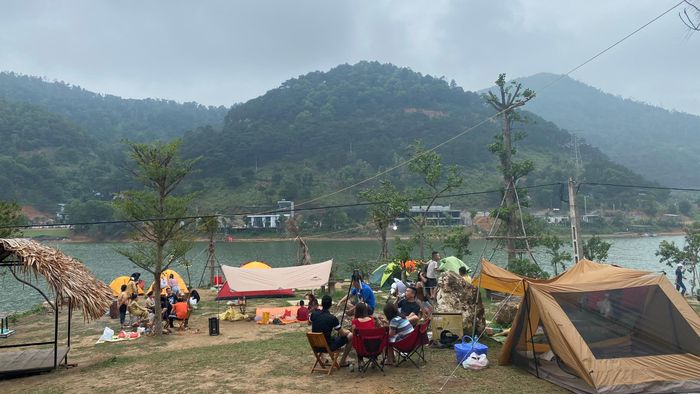 Được biết, khu du lịch Hồ Đồng Đò vẫn đang trong quá trình thử nghiệm và hoàn thiện, dự định sẽ cải tạo thêm nhiều bãi đất tự nhiên, các lối đi đường đất thô sơ và cây cỏ mọc dại để mang lại trải nghiệm thư giãn trọn vẹn hơn cho các du khách.