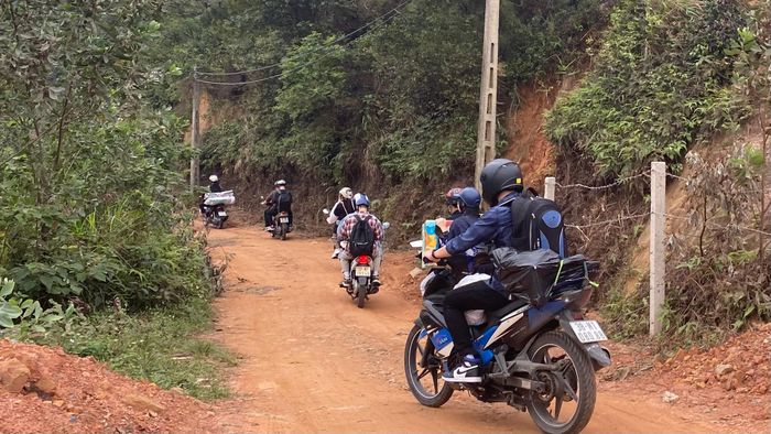 'Nam thanh nữ tú' thường đem theo lều trại và đồ ăn để tự chế biến, vừa 'tự thưởng' một bữa ăn dân dã lại vừa được đắm mình trong khung cảnh thơ mộng, yên bình tại đây. 