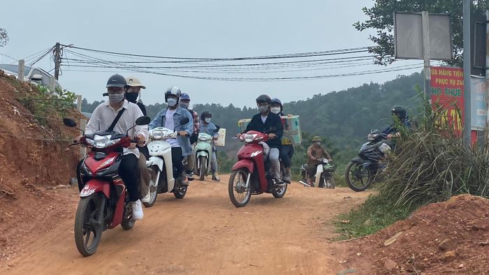 'Nam thanh nữ tú' mang theo đồ đạc chuẩn bị cắm trại cuối tuần tại Hồ Đồng Đò