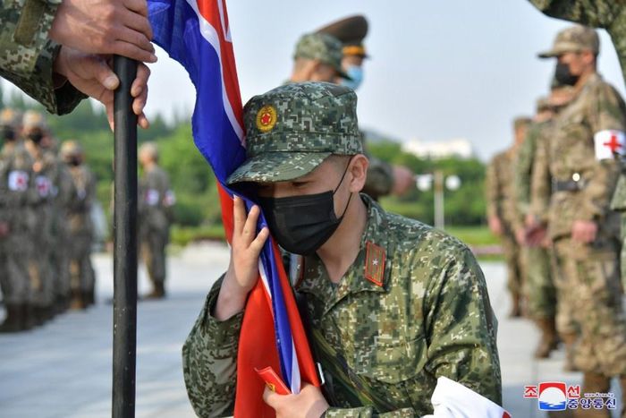  Bên cạnh đó, Triều Tiên ngày 17/5 xác nhận thêm 6 trường hợp tử vong do sốt. Số người chết ở Triều Tiên tính tới tối 16/5 là 56, với hơn 1.483.060 trường hợp bị sốt và ít nhất 663.910 người đang được điều trị y tế. 