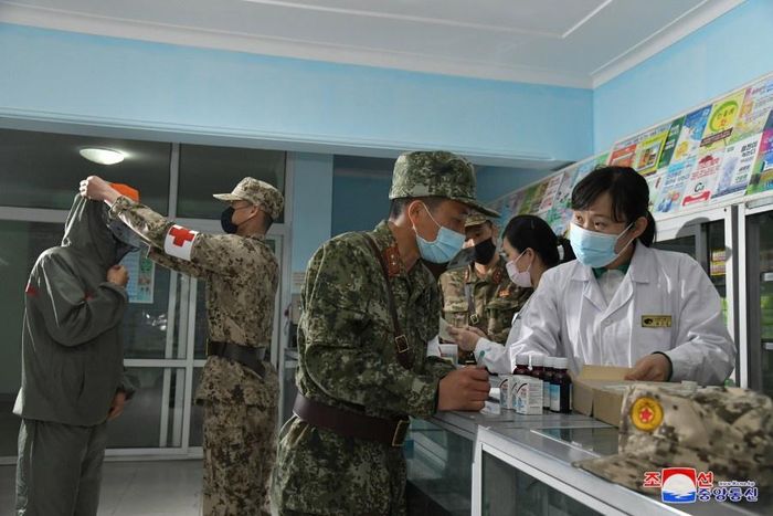  Trước dấu hiệu cho thấy mức độ nghiêm trọng của dịch bệnh, ông Kim đã "chỉ trích mạnh mẽ" các quan chức y tế vì phản ứng thiếu hiệu quả trong phòng chống dịch, đặc biệt là việc không mở cửa các hiệu thuốc 24/7. Cho đến nay, Triều Tiên cho đến nay được tin là không có vaccine hoặc thuốc điều trị Covid-19, cũng như khả năng xét nghiệm hàng loạt. 