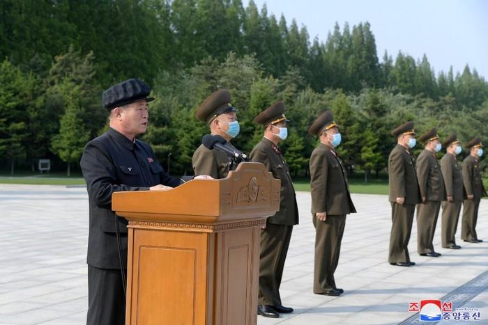  Theo KCNA, quân đội Triều Tiên đã “khẩn trương triển khai lực lượng hùng hậu tới tất cả hiệu thuốc ở thành phố Bình Nhưỡng và bắt đầu cung cấp thuốc" trong ngày 16/5. 