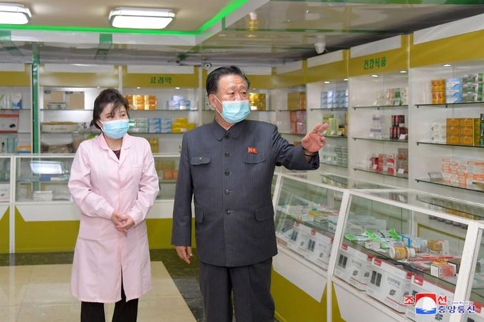  Những thông tin khan hiếm từ Triều Tiên làm dấy lên lo ngại Covid-19 sẽ gây gánh nặng cho hệ thống y tế mỏng manh và nền kinh tế vốn bị tổn thương của nước này. Trong ảnh là Chủ tịch Đoàn Chủ tịch Hội đồng Nhân dân tối cao Triều Tiên (SPA) Choe Ryong Hae tới kiểm tra hiệu thuốc. 