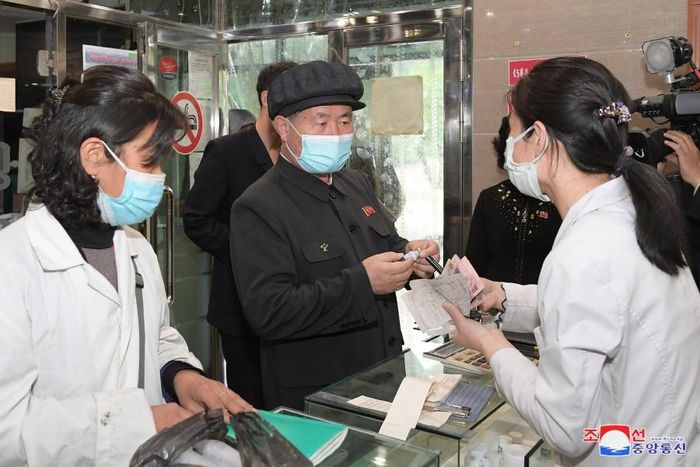  Theo dữ liệu của Tổ chức Y tế Thế giới (WHO), tính đến cuối tháng 3, chỉ có 64.207 trong số 26 triệu người Triều Tiên xét nghiệm Covid-19. Đây được coi là con số cực kỳ thấp so với các quốc gia khác, ví dụ như số lượng xét nghiệm Covid-19 ở Hàn Quốc là khoảng 172 triệu. Trong ảnh là ông Pak Jong Chon (giữa) - Bí thư đảng Lao động Triều Tiên - đi xem xét hoạt động ở một hiệu thuốc. 