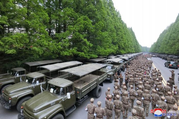  Trước đó, trong cuộc họp khẩn của Bộ Chính trị hôm 15/5, lãnh đạo Triều Tiên Kim Jong Un thừa nhận đợt bùng phát Covid-19 đang gây ra "biến động lớn" đối với đất nước. Ông Kim cũng đã ra lệnh ban bố phong tỏa trên toàn quốc từ ngày 12/5 để chặn đà lây lan của dịch bệnh. Theo AP, việc Triều Tiên bất ngờ thừa nhận đợt bùng dịch Covid-19 đã khiến nhiều chuyên gia tự hỏi tình hình dịch tại nước này đang tồi tệ đến mức nào. 