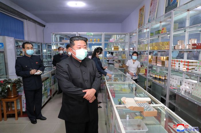  Trước đó, hôm 15/5, ông Kim Jong Un cũng đến các hiệu thuốc và "chỉ trích mạnh mẽ các quan chức phụ trách". Nhiều chuyên gia hy vọng Triều Tiên sẽ chấp nhận những yêu cầu viện trợ từ cộng đồng quốc tế để vượt qua cơn khủng hoảng Covid-19. 
