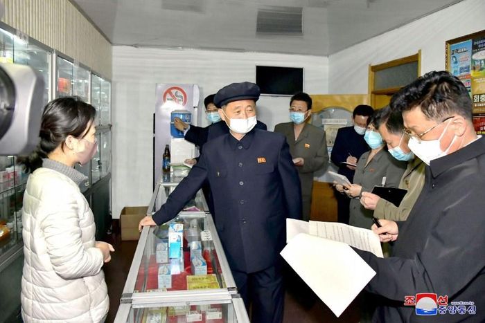  Triều Tiên trước đây đã từ chối đề nghị viện trợ vaccine Covid-19 từ Trung Quốc và chương trình COVAX của Tổ chức Y tế Thế giới (WHO) trong bối cảnh có suy đoán rằng nước này lo lắng về tác dụng phụ của vaccine hoặc các yêu cầu giám sát quốc tế liên quan đến tiêm chủng. KCNA ngày 17/5 công bố bức ảnh Thủ tướng Triều Tiên Kim Tok Hun trực tiếp tới hiệu thuốc kiểm tra. 