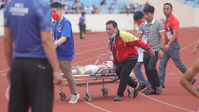 Đinh Thị Bích rời sân bằng cáng. Ảnh Hoàng Hiệp
